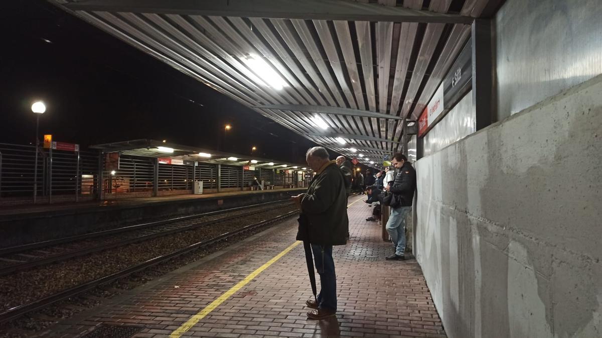 QUEJAS CERCANÍAS MIERES | «Hartazgo de los viajeros por el «abandono total» de las Cercanías en Mieres: «Coger el tren a tiempo no puede ser una lotería»