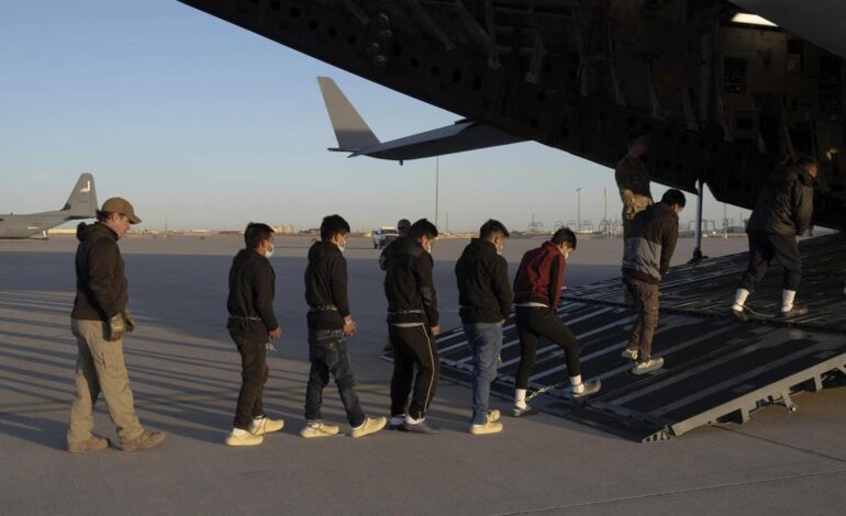 MIGRACIÓN ESTADOS UNIDOS | Trump presume de «retornos voluntarios» mientras recurre a deportaciones más agresivas y menos transparentes