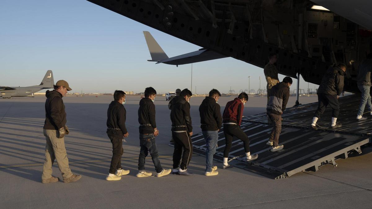 MIGRACIÓN ESTADOS UNIDOS | Trump presume de «retornos voluntarios» mientras recurre a deportaciones más agresivas y menos transparentes