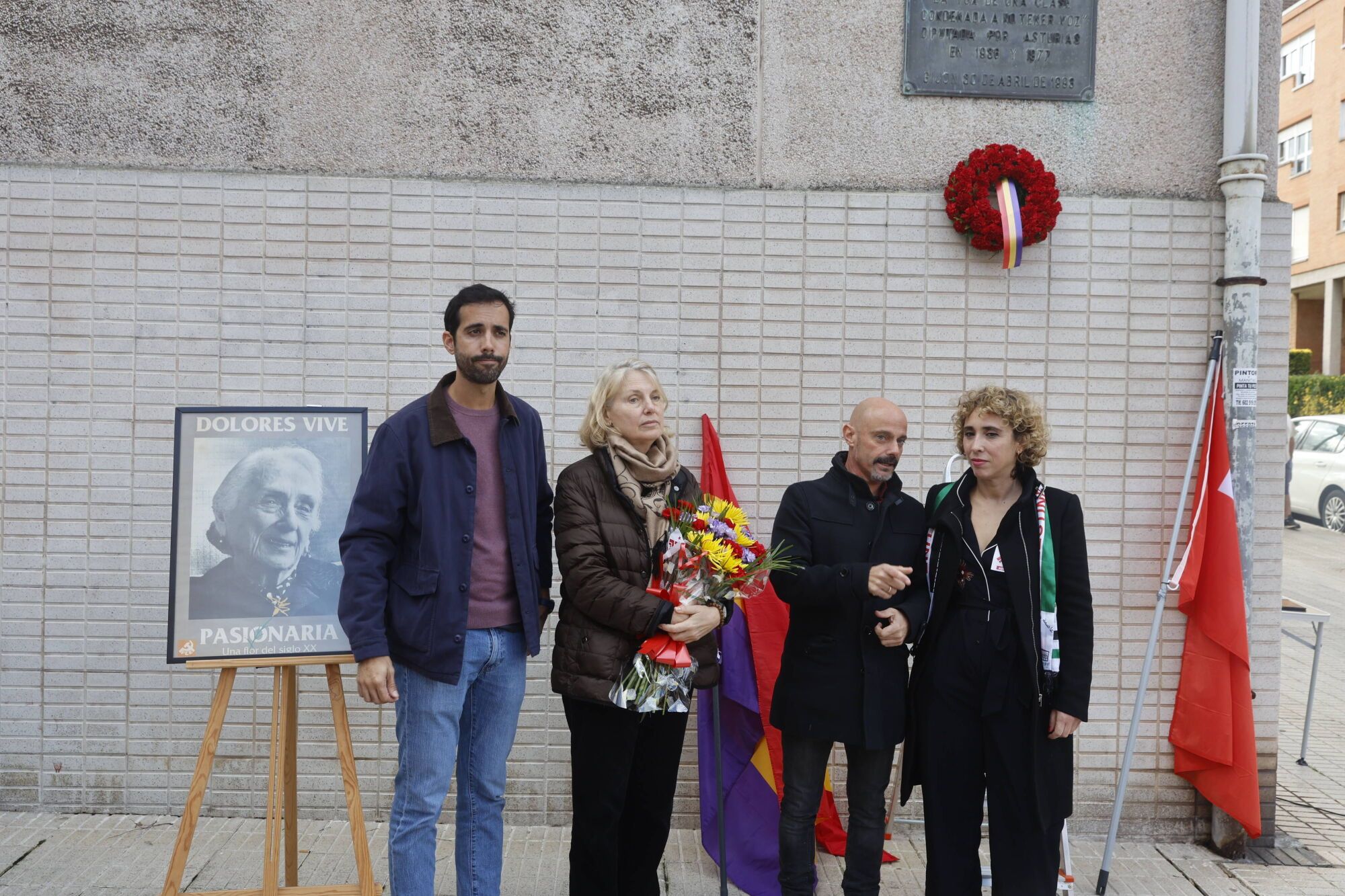 Ofrenda floral en la placa dedicada a "La Pasiflora". Organizan IU y CC OO y estará la nieta.