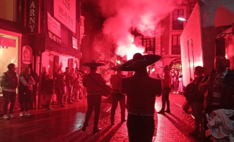 Entre catrinas y mariachis, Llanes celebra un Halloween de película