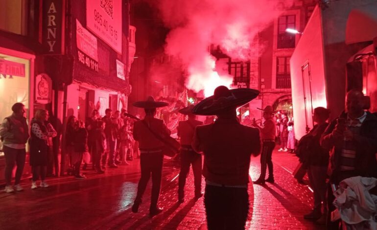 VÍDEO: Entre catrinas y mariachis, Llanes celebra un Halloween de película