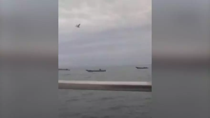 Narcos en TikTok. Vídeo grabado desde un barco narco. Esperando la droga, reúne a otros planificadores.