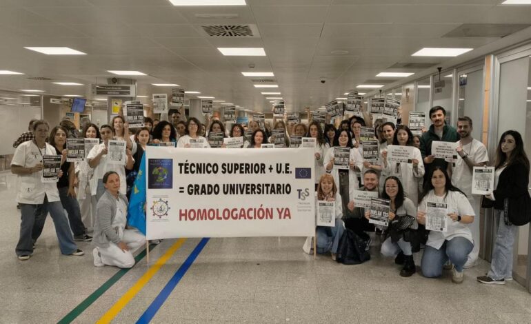 Concentración de técnicos superiores sanitarios en Gijón en el marco de la huelga general