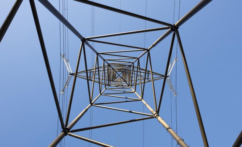 Muere electrocutado un joven trabajador mientras desbrozaba bajo una línea de alta tensión en Coaña