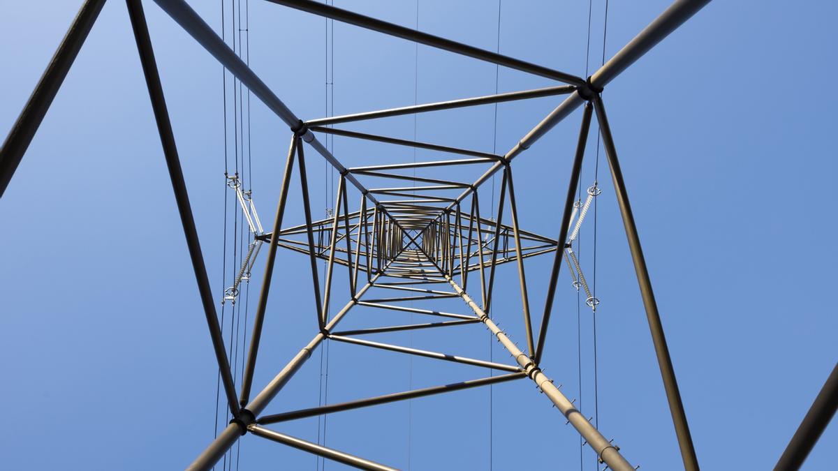 Muere electrocutado un joven trabajador mientras desbrozaba bajo una línea de alta tensión en Coaña