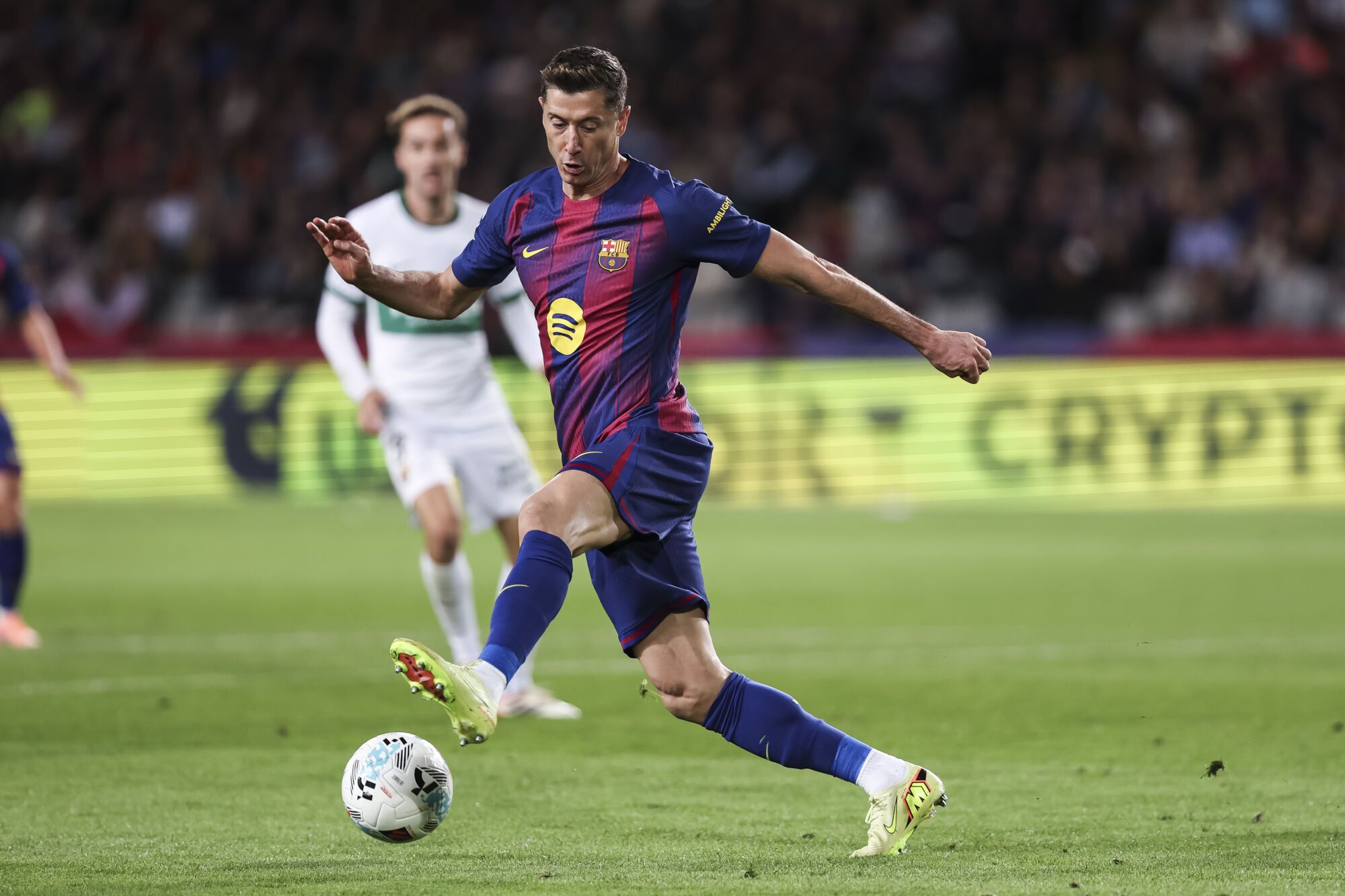 Robert Lewandowski del FC Barcelona en acción durante la liga española, La Liga EA Sports, partido de fútbol jugado entre el FC Barcelona y Elche CF en el Estadi Olimpic Lluis Companys el 2 de noviembre de 2025 en Barcelona, ​​España. AFP7 11/02/2025 SÓLO PARA USO EN ESPAÑA. Javier Borrego / AFP7 / Europa Press;2025;SPORT;ZSPORT;SOCCER;ZSOCCER;FC Barcelona v Elche CF - La Liga EA Sports;