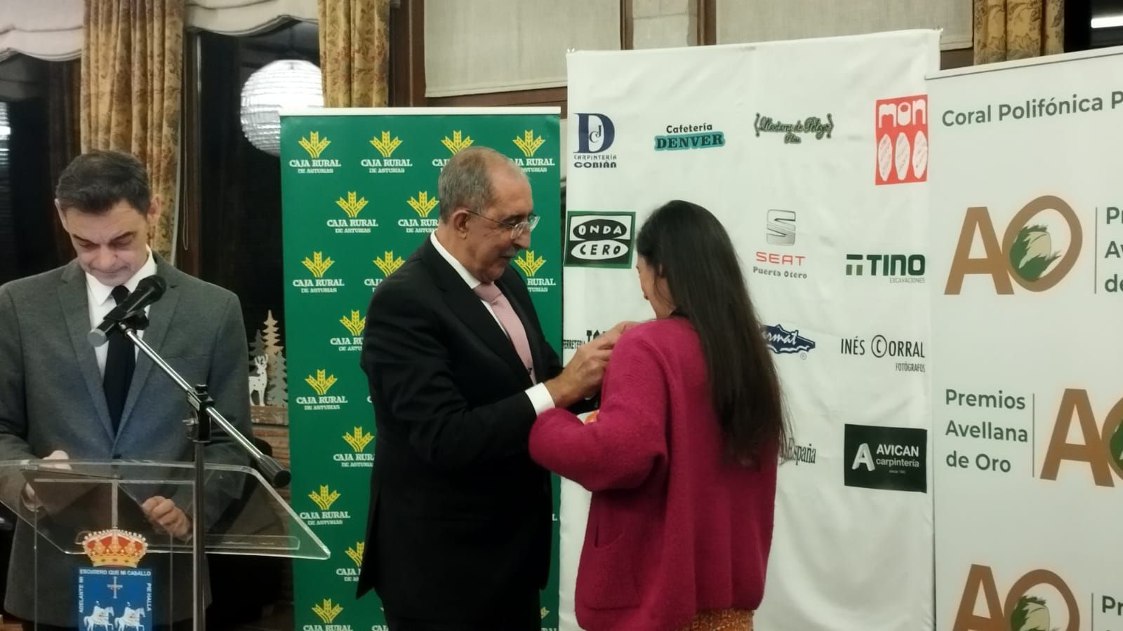 El Coro Polifónico Piloñesa entrega sus premios Avellana de Oro