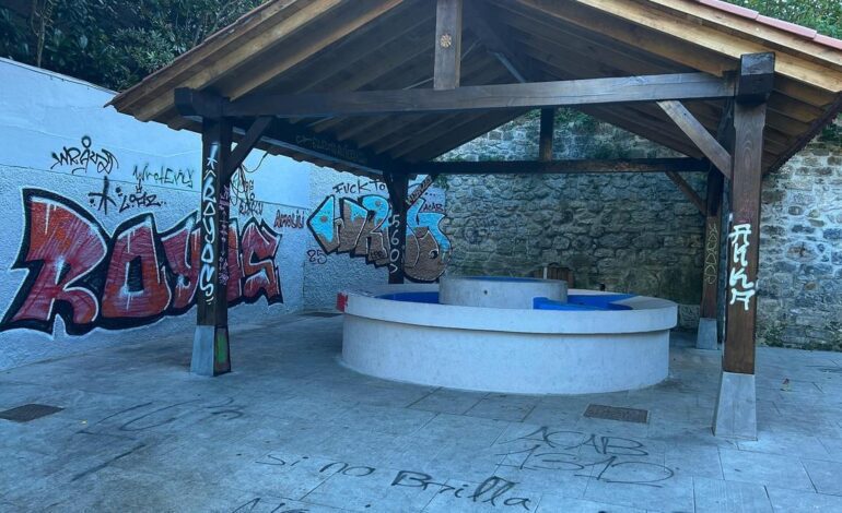 Llenan de intadas con símbolos nazis el lavadero de El Pixuecu, en Ribadesella