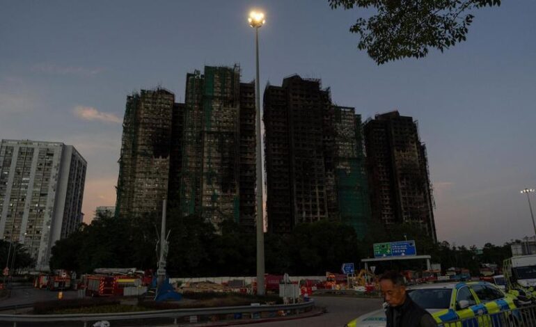 Crece la indignación en Hong Kong por las negligencias y descuidos en los edificios afectados por el incendio