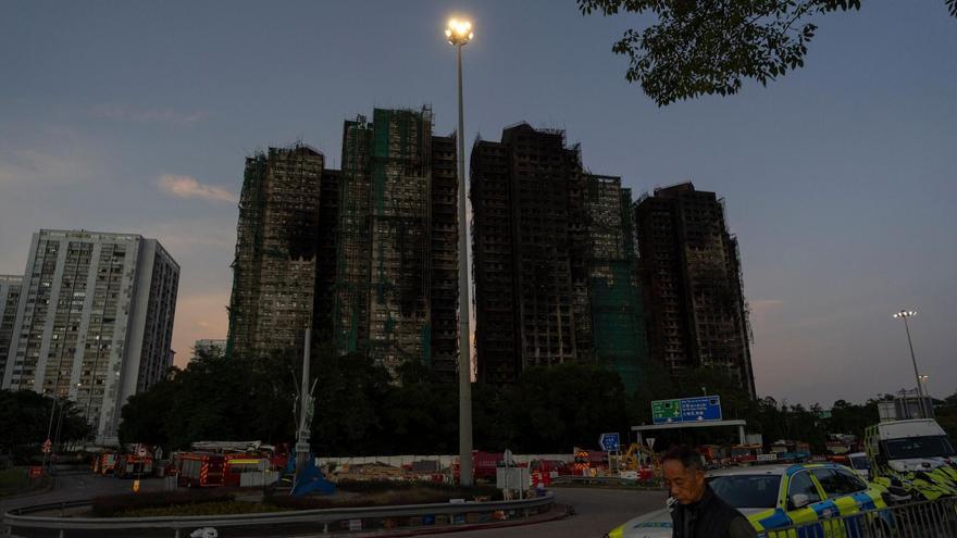 Crece la indignación en Hong Kong por las negligencias y descuidos en los edificios afectados por el incendio