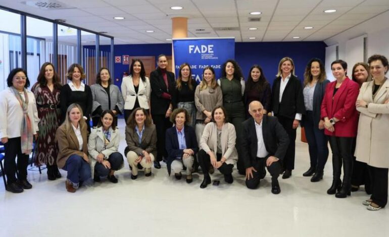 Diez empresarias líderes forman a diez mujeres en el programa «EllaLidera»