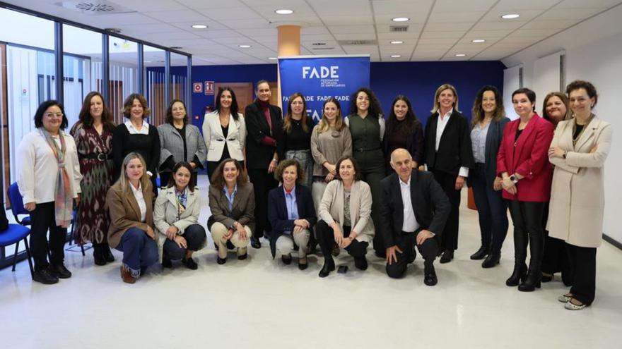 Diez empresarias líderes forman a diez mujeres en el programa «EllaLidera»