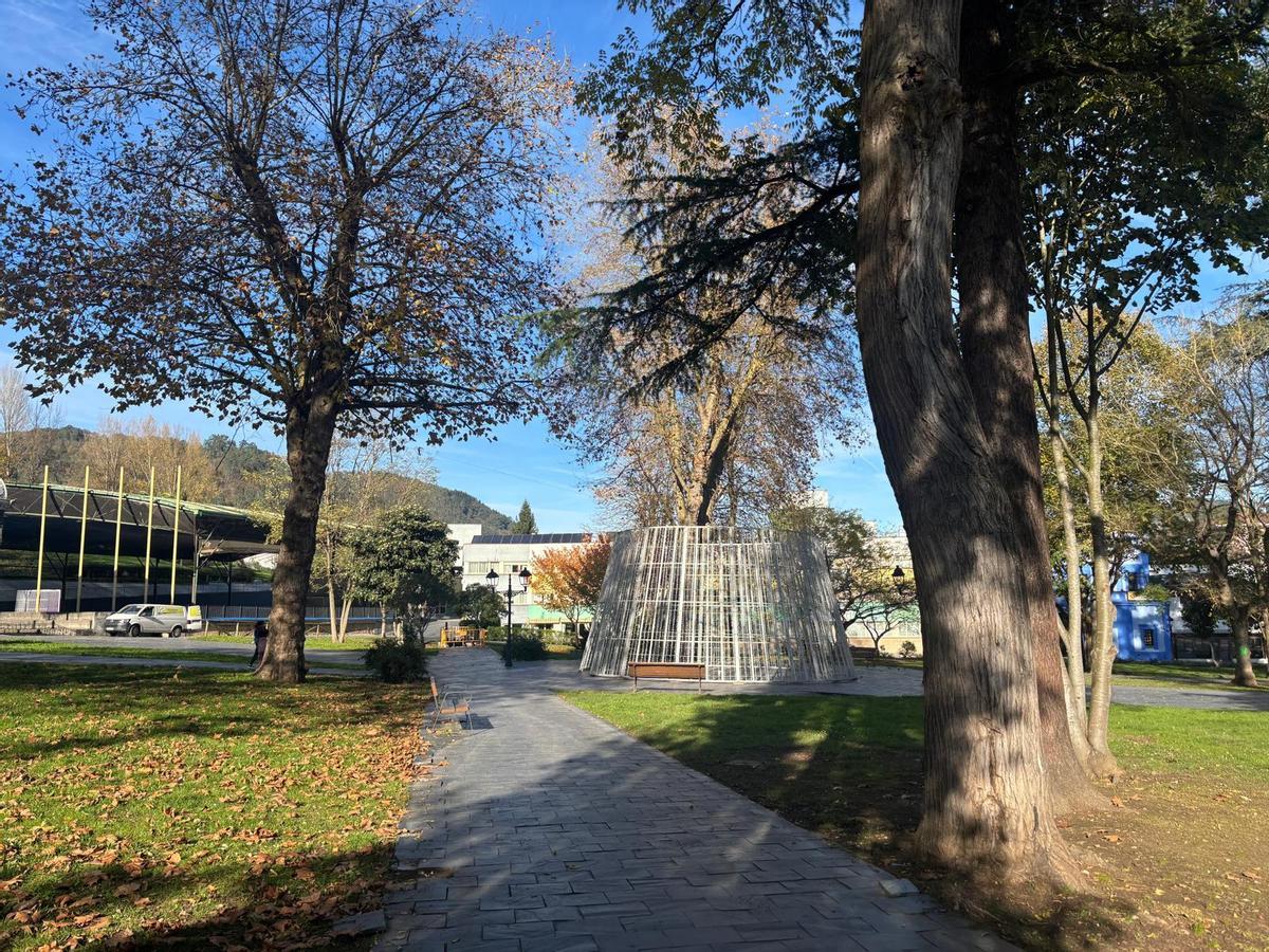 El árbol que están instalando en el parque Arriba.