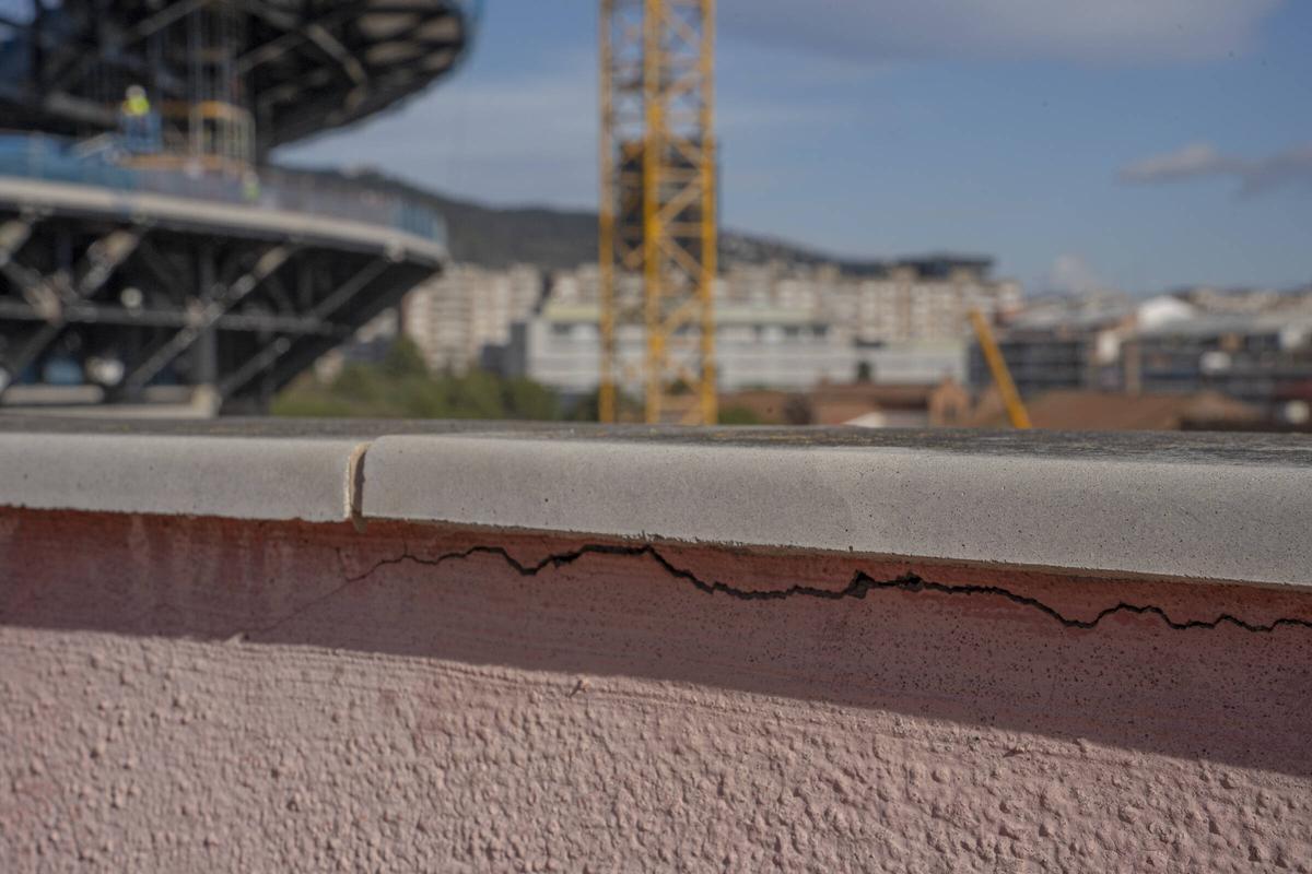Una grieta en la terraza de la comunidad que ha demandado a Limak y al Barça, con las obras del Camp Nou al fondo.