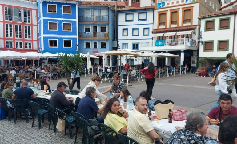 CUDILLERO ILUMINACIÓN NAVIDEÑA | El Alcalde de Cudillero celebra la unión vecinal tras la clasificación para la final del concurso de Ferrero Rocher