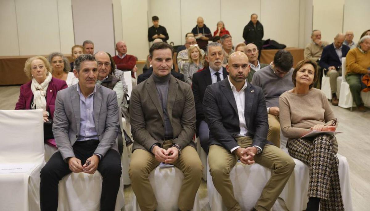 A la izquierda, los concejales Jorge Pañeda, Jorge González-Palacios y Jesús Martínez Salvador y la alcaldesa Carmen Moriyón, entre el público.