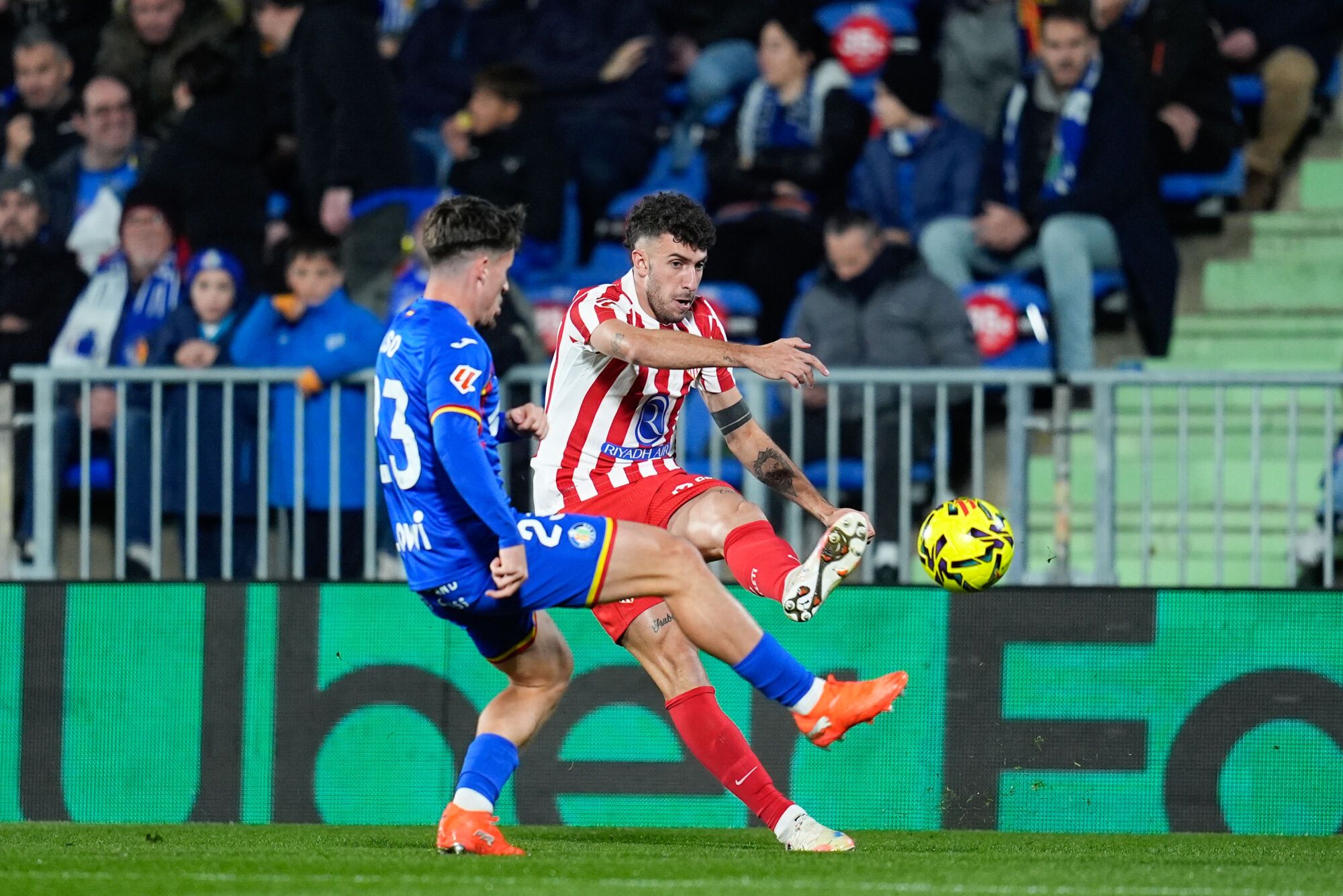 Matteo Ruggeri del Atlético de Madrid en acción durante la Liga española, LaLiga EA Sports, partido de fútbol jugado entre Getafe CF y el Atlético de Madrid en el estadio Coliseum de Getafe el 23 de noviembre de 2025, en Getafe, España. AFP7 23/11/2025 SÓLO PARA USO EN ESPAÑA. Dennis Agyeman / AFP7 / Europa Press;2025;FÚTBOL;ESPAÑA;DEPORTE;ZSOCCER;ZSPORT;Getafe CF v Atlético de Madrid - LaLiga EA Sports;