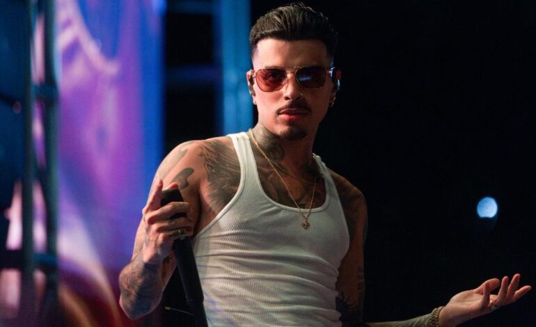 Rauw Alejandro lanza el vídeo musical ‘Besito en la Frente’ grabado con el iPhone 17 Pro