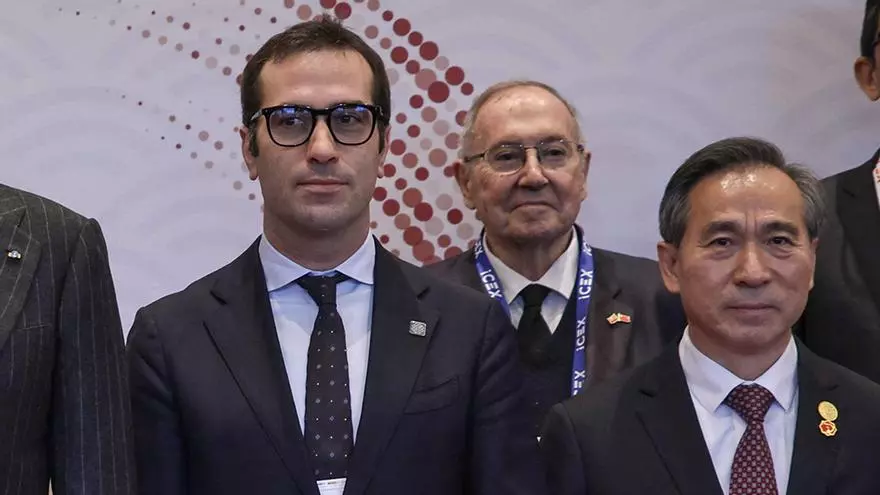 Ministro Carlos Cuerpo habla en chino durante su visita al país asiático