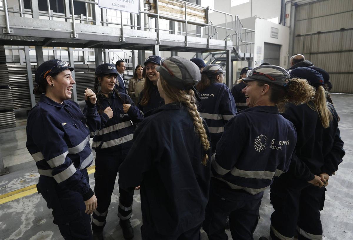 Participantes en el acto de clausura del curso especializado para mujeres del sector siderúrgico.