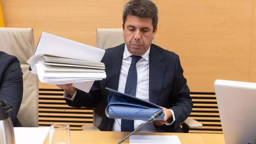 Mazón dice que no contestó al consejero porque podría haber tenido su celular en su mochila.