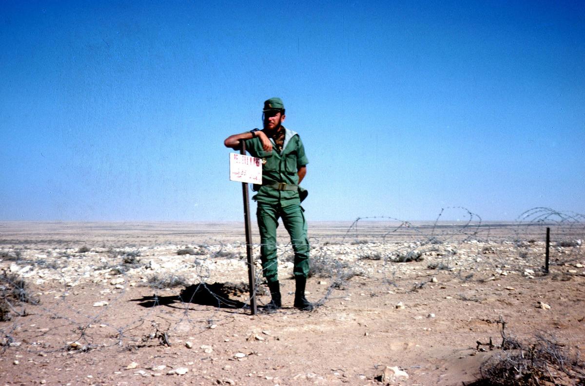 Campo minado de El Lehdeiba, flanqueado por alambre de púas y señales de advertencia.