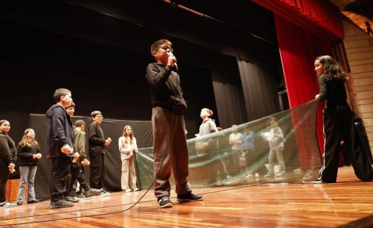 Avilés cierra el Foro Solidario con niños: «Tenemos que ayudarnos más»