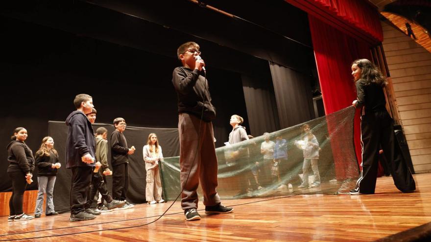 Avilés cierra el Foro Solidario con niños: «Tenemos que ayudarnos más»