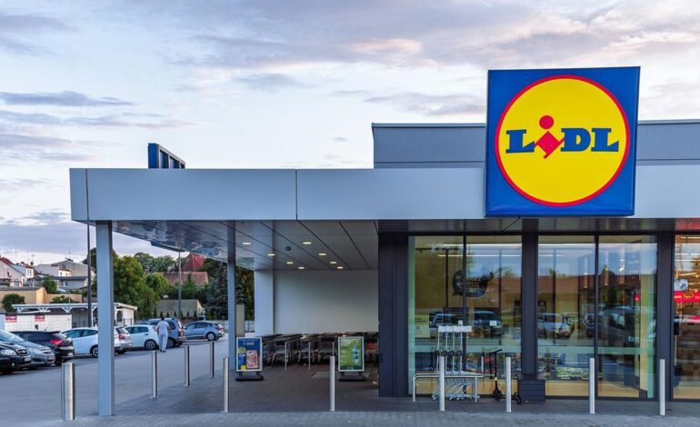 Llega al Lidl la lámpara de pared para leer en la cama más buscada del momento (y por solo 7,99 euros)
