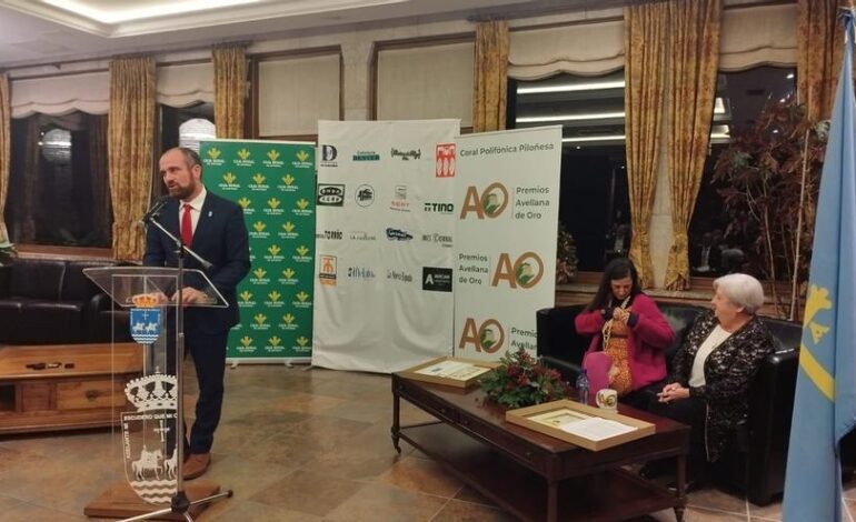 La Coral Polifónica Piloñesa entrega sus premios «Avellana de oro» en una gala multitudinaria en Infiesto