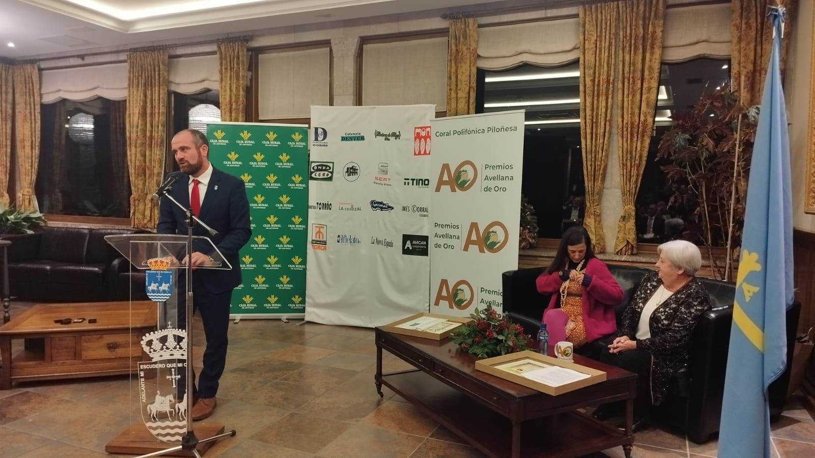 El Coro Polifónico Piloñesa entrega sus premios Avellana de Oro