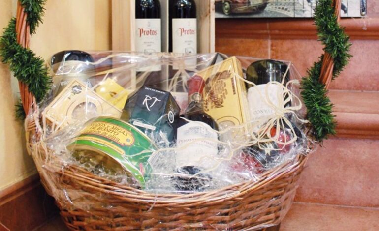 CESTAS NAVIDAD SUBIDA PRECIOS | Del turrón de pistacho a los bombones de matcha: las cestas de Navidad intentan sortear la subida de precios con nuevos productos