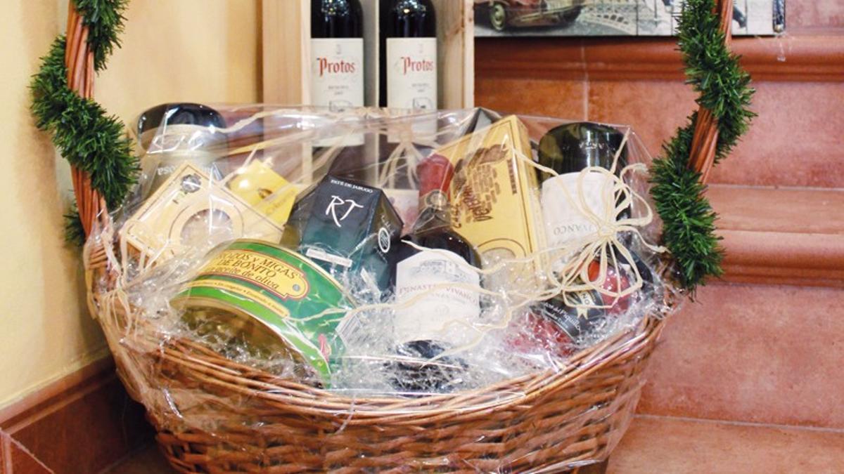 CESTAS NAVIDAD SUBIDA PRECIOS | Del turrón de pistacho a los bombones de matcha: las cestas de Navidad intentan sortear la subida de precios con nuevos productos