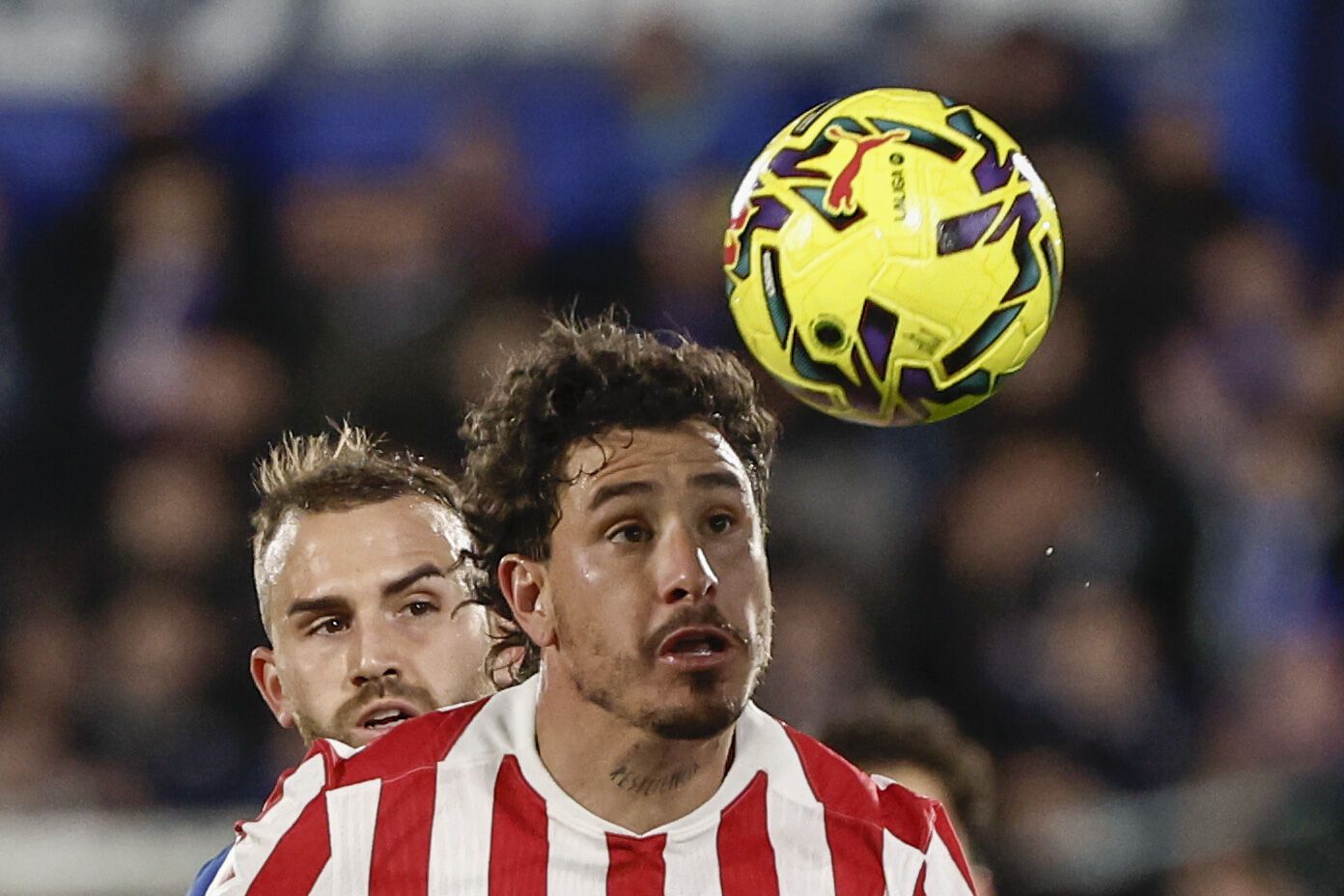 GETAFE (MADRID), 23/11/202.- El defensa del Atlético de Madrid José Giménez (d) pelea con Borja Mayoral, de Getafe, durante el partido de la jornada 13 de LaLiga entre el Getafe CF y el Atlético de Madrid este domingo en el Coliseum de Getafe. EFE/SERGIO PÉREZ