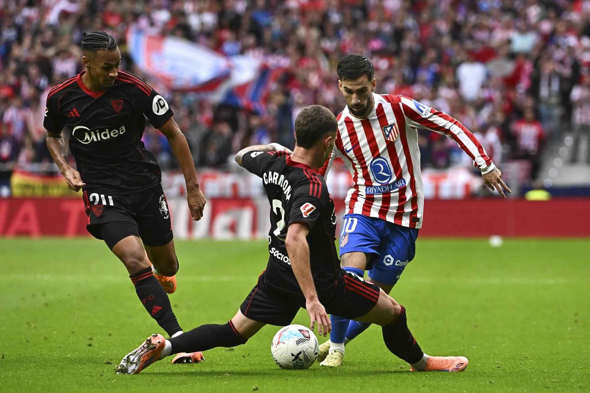 Atlético y Sevilla empataron a cero al descanso