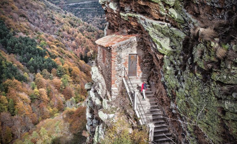 Una excursión perfecta para noviembre: al encuentro de la cueva de San Millán por uno de los hayedos más bellos de España | El Viajero
