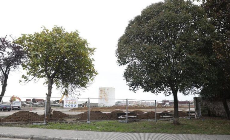 La obra de Naval perfila ya su paseo con el derribo del muro del Tallerón