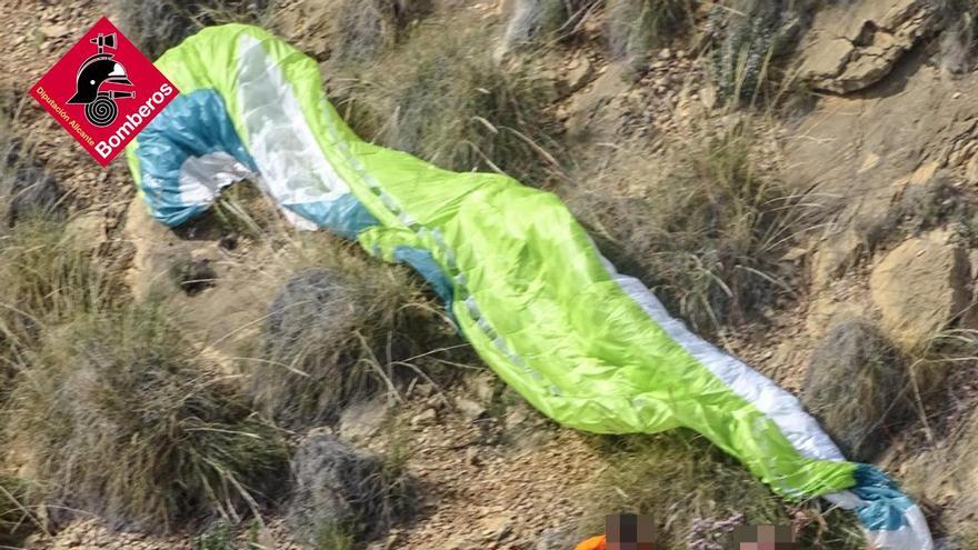 Fallece un hombre de 44 años tras caer en parapente en Alicante