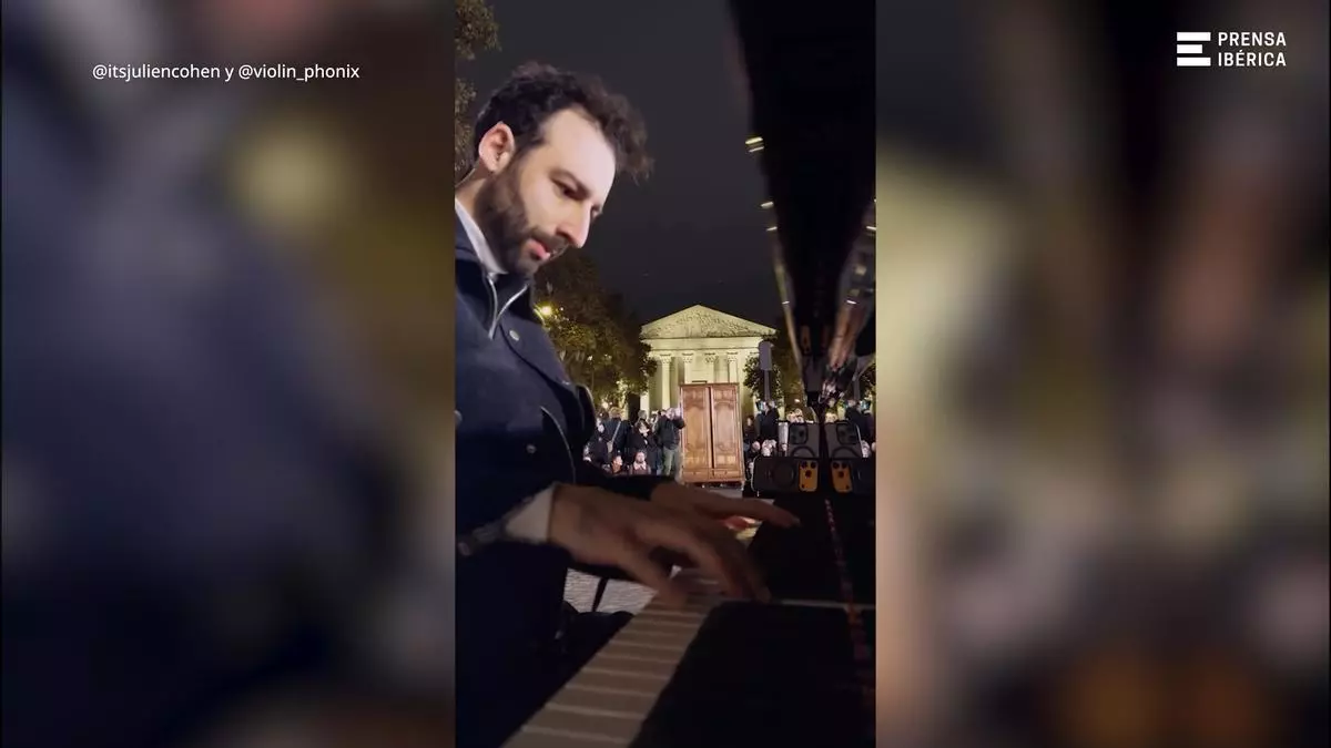 El espectacular 'flashmobe' para el encendido de las luces navideñas en París