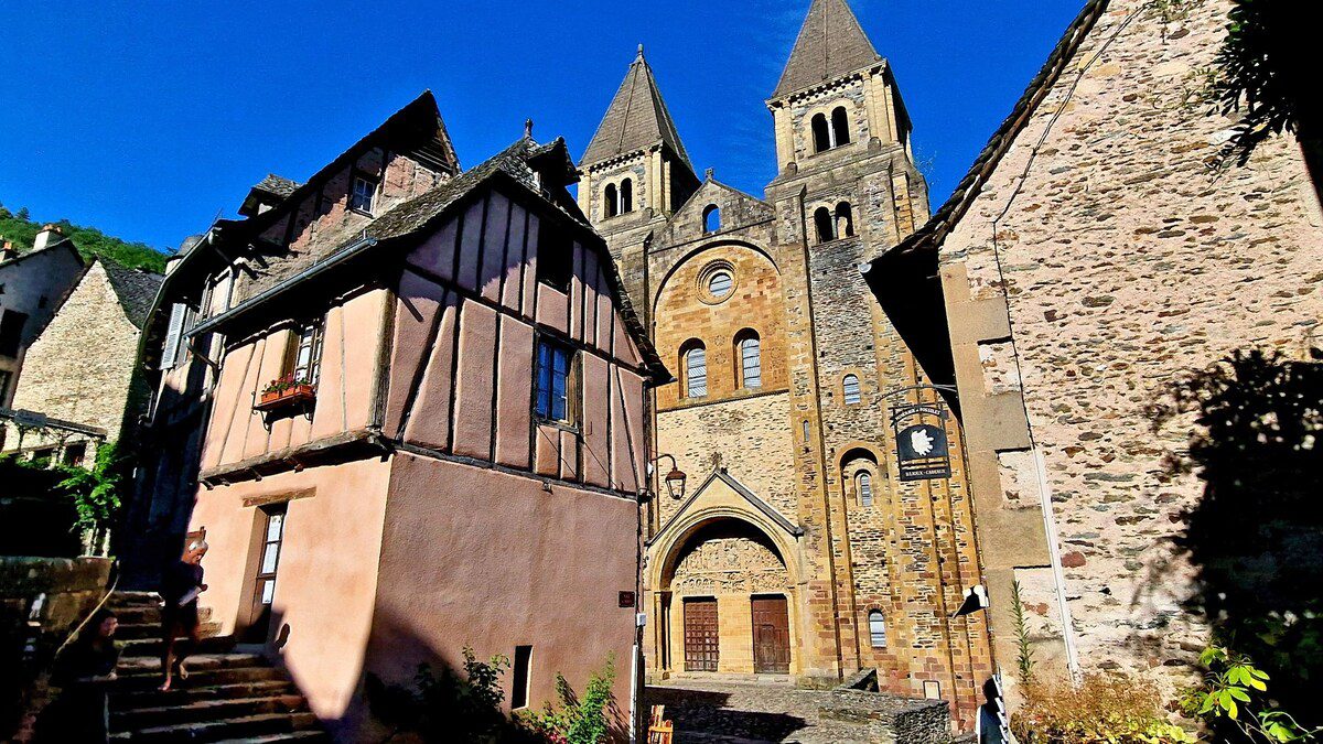 castillos medievales, artesanos, cascadas y un queso con 100 años de historia