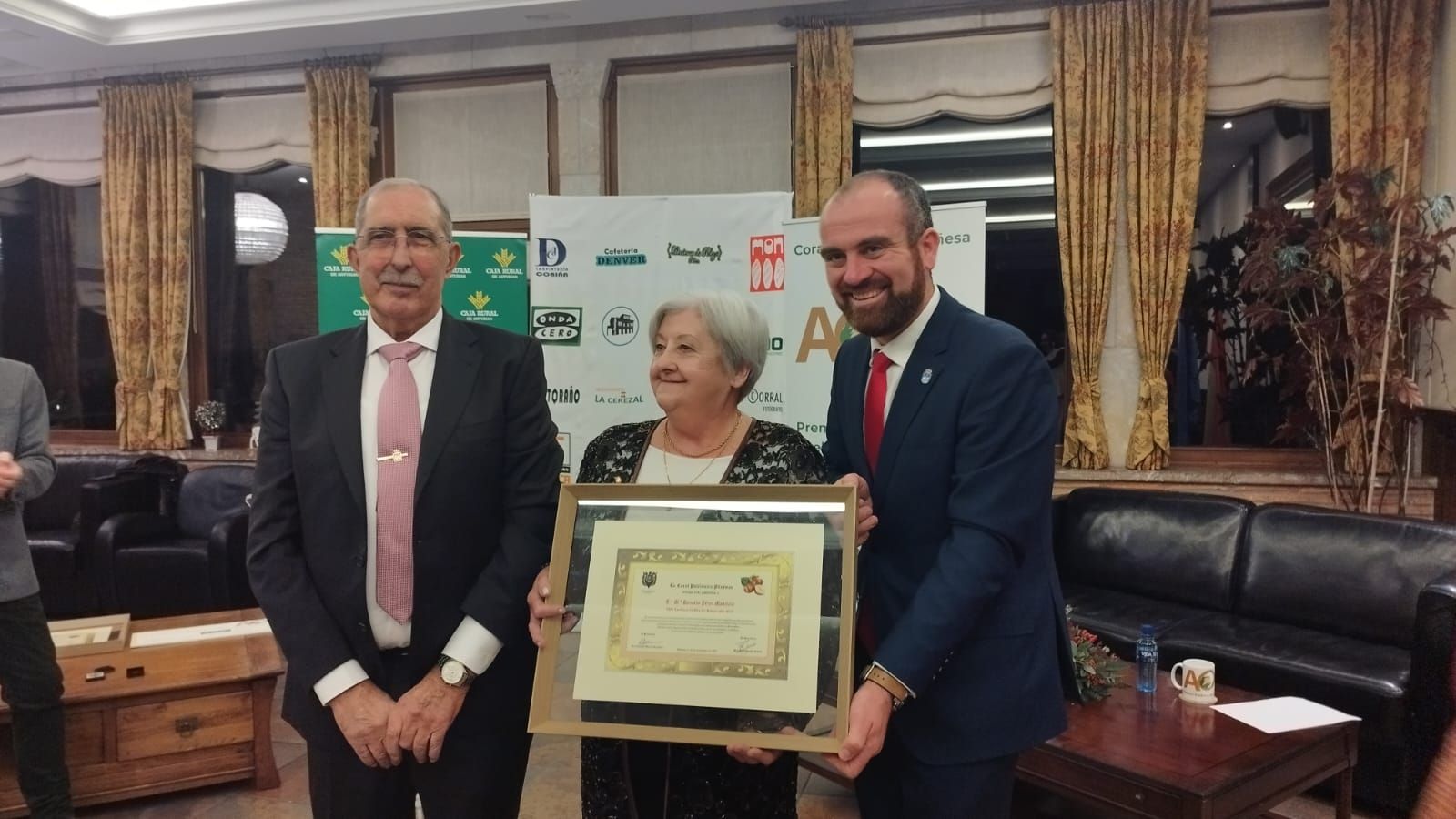 El Coro Polifónico Piloñesa entrega sus premios Avellana de Oro