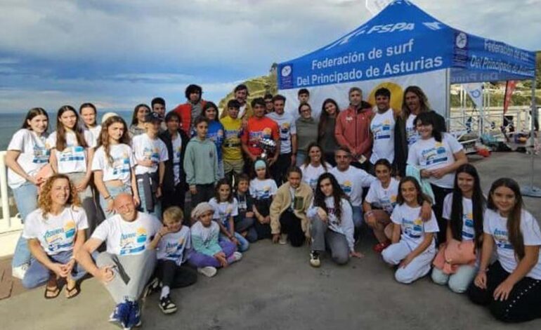 Jóvenes surfistas toman la playa de Santa Marina de Ribadesella