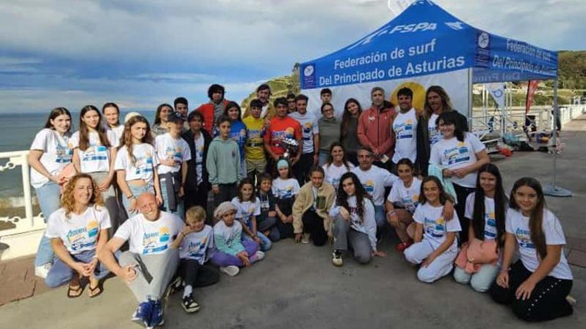 Jóvenes surfistas toman la playa de Santa Marina de Ribadesella