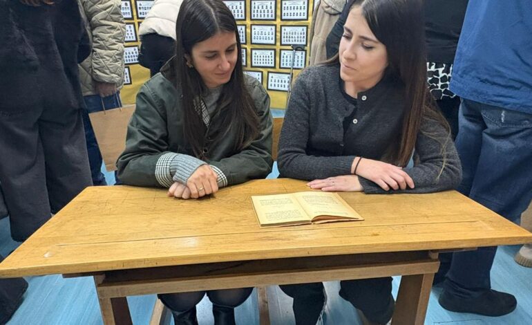 Mieres viaja al pasado para celebrar los cien años del grupo escolar Aniceto Sela