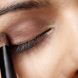 3 colores de delineador de ojos que quitan años y ayudan a rejuvenecer el rostro