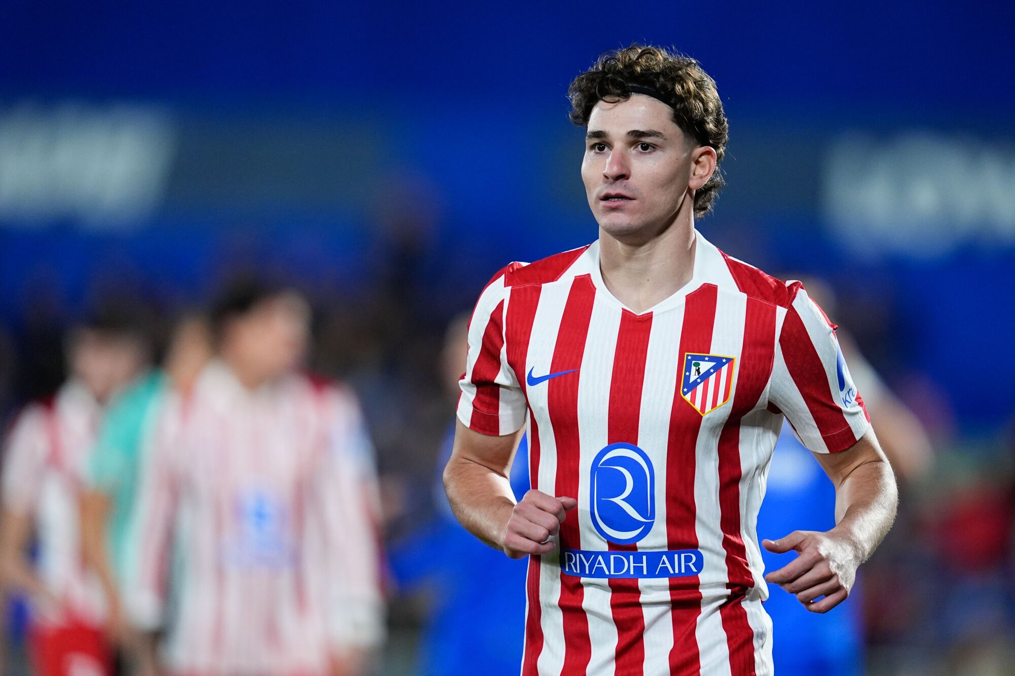 Julián Álvarez del Atlético de Madrid mira durante el partido de fútbol de la Liga española, LaLiga EA Sports, jugado entre Getafe CF y el Atlético de Madrid en el estadio Coliseum de Getafe el 23 de noviembre de 2025, en Getafe, España. AFP7 23/11/2025 SÓLO PARA USO EN ESPAÑA. Dennis Agyeman / AFP7 / Europa Press;2025;FÚTBOL;ESPAÑA;DEPORTE;ZSOCCER;ZSPORT;Getafe CF v Atlético de Madrid - LaLiga EA Sports;