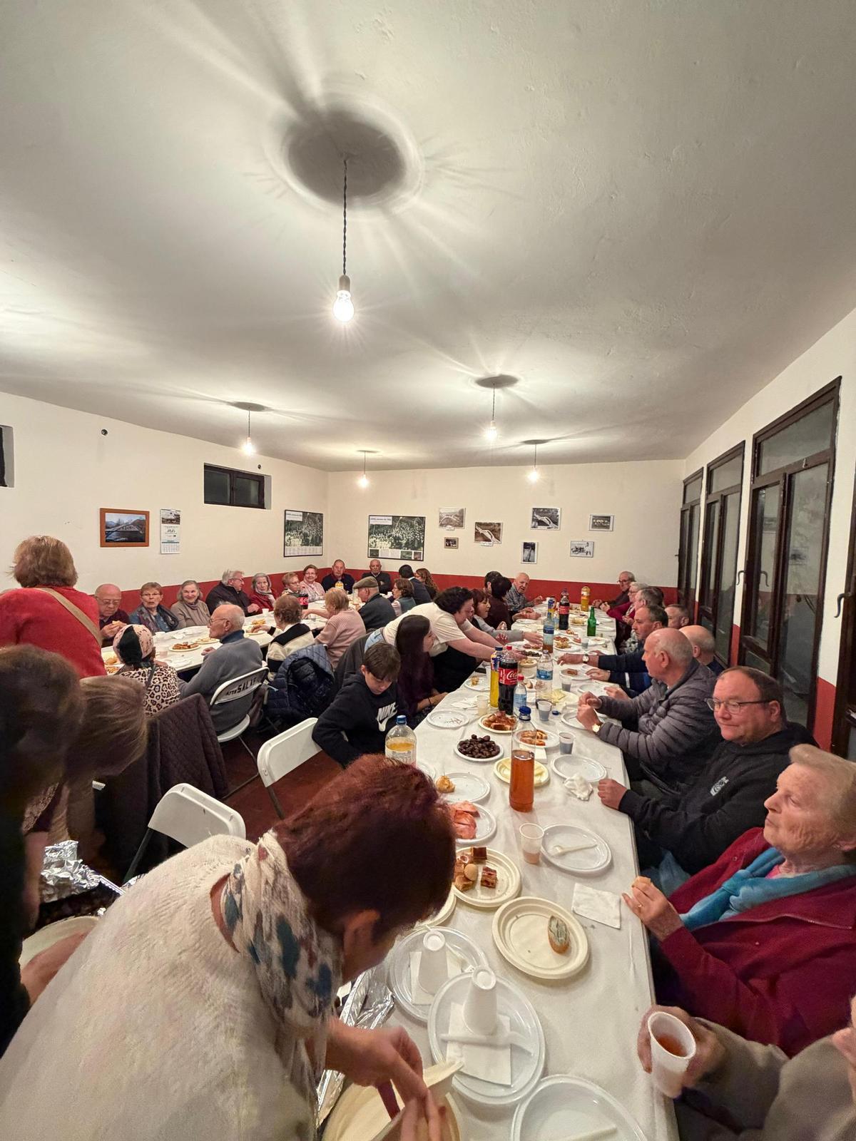 La comida de barrio y la broma en el centro social.