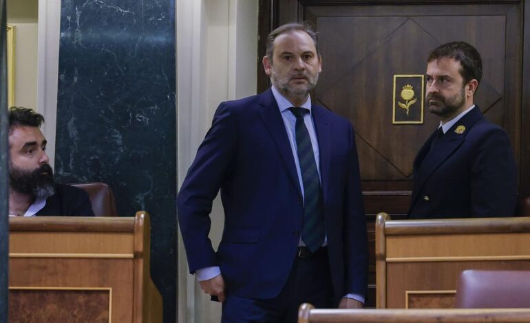 La entrada de Ábalos en prisión merma la mayoría parlamentaria del Gobierno y da más poder a Junts