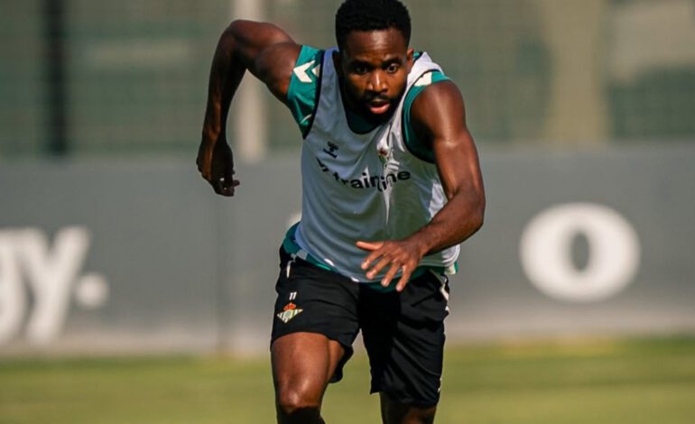 Pellegrini recupera a Bakambu y Pablo García